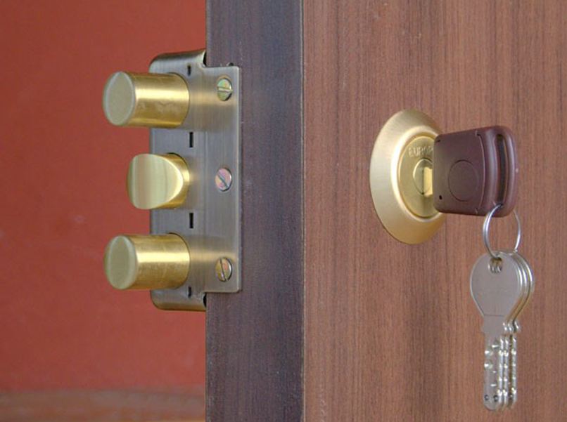 7023 - Main Door Lock