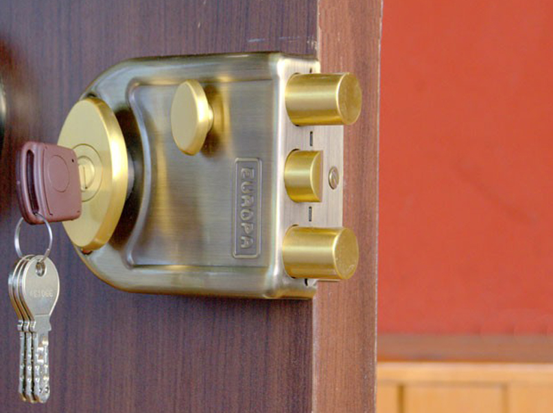 7023 - Main Door Lock